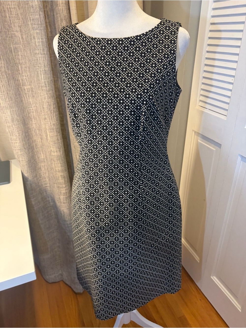 6P Ann Taylor Sleeveless Navy Blue and White Patterned Sheath Dress - Picture 2 of 4
